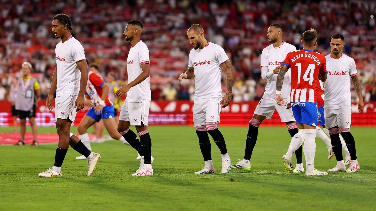 Sevilla-Spieler tragen am Samstag in Sevilla, Spanien, Trikots zur Unterstützung von Jennifer Hermoso.