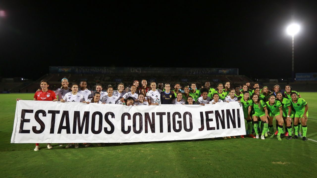 Para pemain Klub Wanita Pachuca memegang spanduk bertuliskan dalam bahasa Spanyol: 