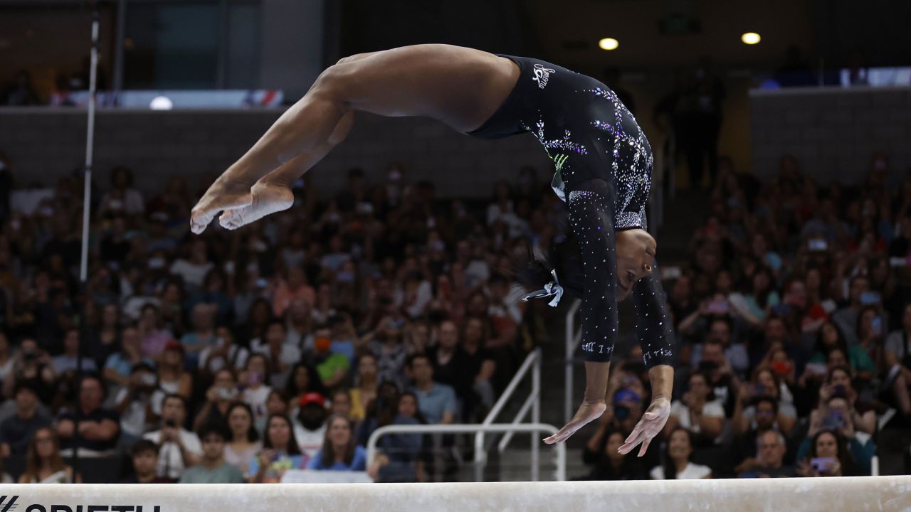 Simone Biles actúa en la barra de equilibrio durante el último día del Campeonato de Gimnasia de Estados Unidos el domingo.