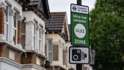  ЛОНДОН, АНГЛИЯ – 14 ЮЛИ: Знак за зона със свръхниски емисии (ULEZ) е показан на входа на зоната на 14 юли 2023 г. в Лондон, Англия. Разширяването на схемата за зона със свръхниски емисии (ULEZ) на кмета на Лондон Садик Хан, която трябва да влезе в сила до края на август 2023 г., се сблъсква със съдебна съпротива от външните лондонски квартали с резултатите от съдебен преглед, който трябва да се проведе до края на юли. (Снимка от Carl Court/Getty Images)