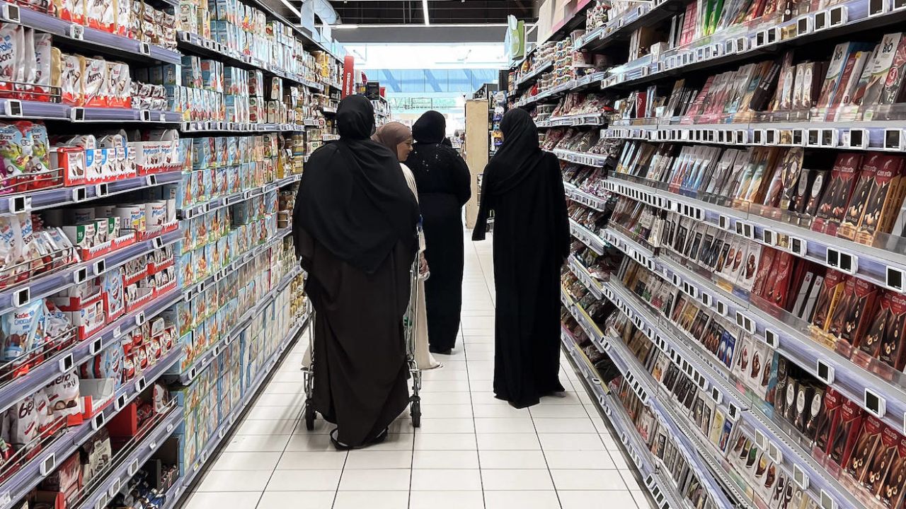 Мюсюлмански жени са снимани в търговски център в Нантер, Франция, през юли.