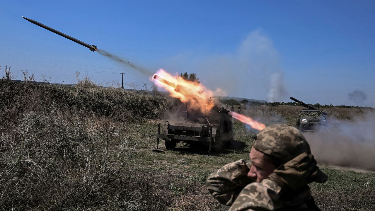 Украинските войски изстрелват малки ракетни системи за залпов изстрел срещу руските сили близо до фронтова линия в района на Запорожие на 19 август. 