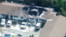 Пожарникарите работят на мястото на злополуката с хеликоптер в Помпано Бийч, Флорида, в понеделник, 28 август.