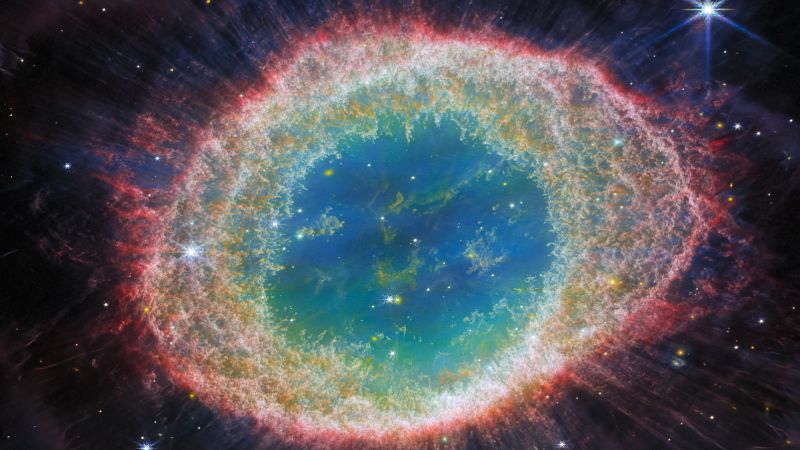 La colorida Nebulosa del Anillo brilla intensamente en las nuevas imágenes de Webb