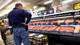 ЧИКАГО, ИЛИНОЙС – 09 АВГУСТ: Хранителни стоки се предлагат за продажба в супермаркет на 9 август 2023 г. в Чикаго, Илинойс. Въпреки че инфлацията започва да се утаява, инфлацията на храните продължава да нараства с двуцифрени числа в много страни. (Снимка от Scott Olson/Getty Images)