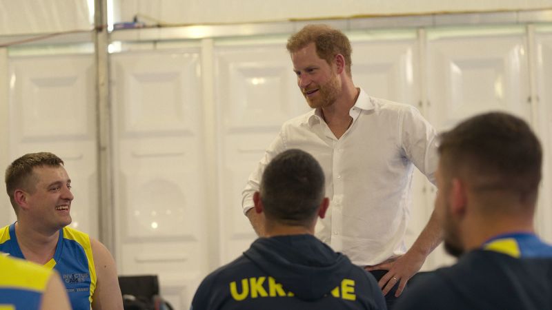 NextImg:Prince Harry uses his celebrity to champion 'Heart of Invictus' | CNN