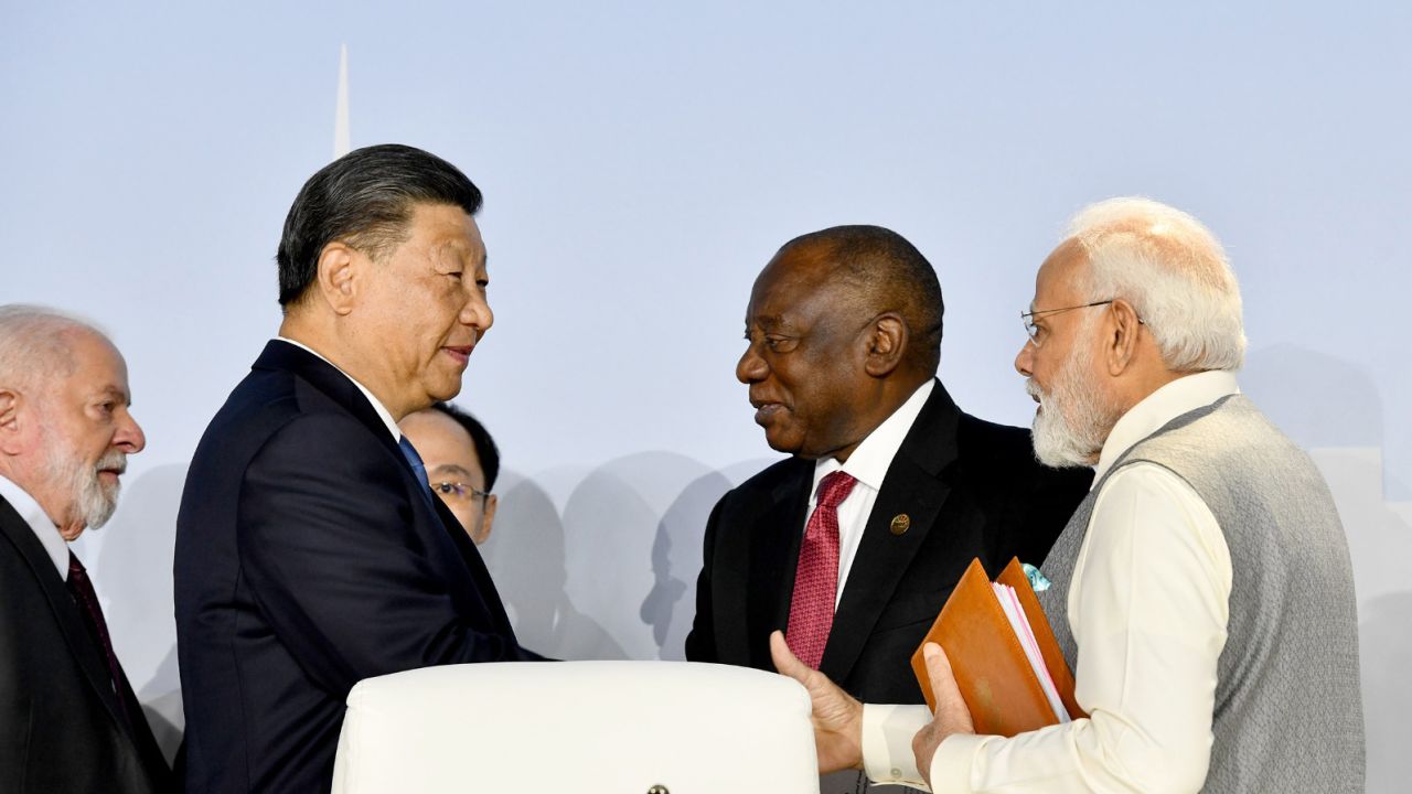 El líder chino Xi Jinping, el presidente sudafricano Cyril Ramaphosa y el primer ministro indio Narendra Modi en la Cumbre BRICS en Johannesburgo, Sudáfrica, el 24 de agosto.