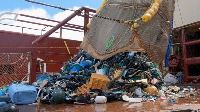 See Ocean Cleanup vessel pull over 25,000 pounds of trash from The Great Pacific Garbage Patch | CNN