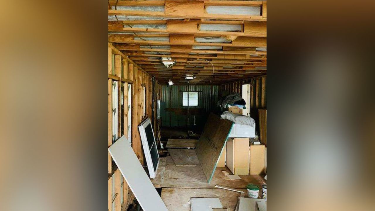 La construcción aún está en curso en la casa de los Mann, que están reconstruyendo después de que fuera dañada por el huracán Ian el año pasado.