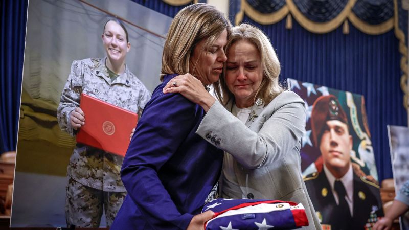 Членове на семействата на 13-те американски военнослужещи, убити преди две