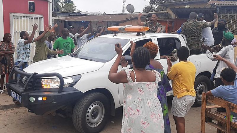 Oficiales militares en Gabón dicen que derrocaron al gobierno después de las elecciones