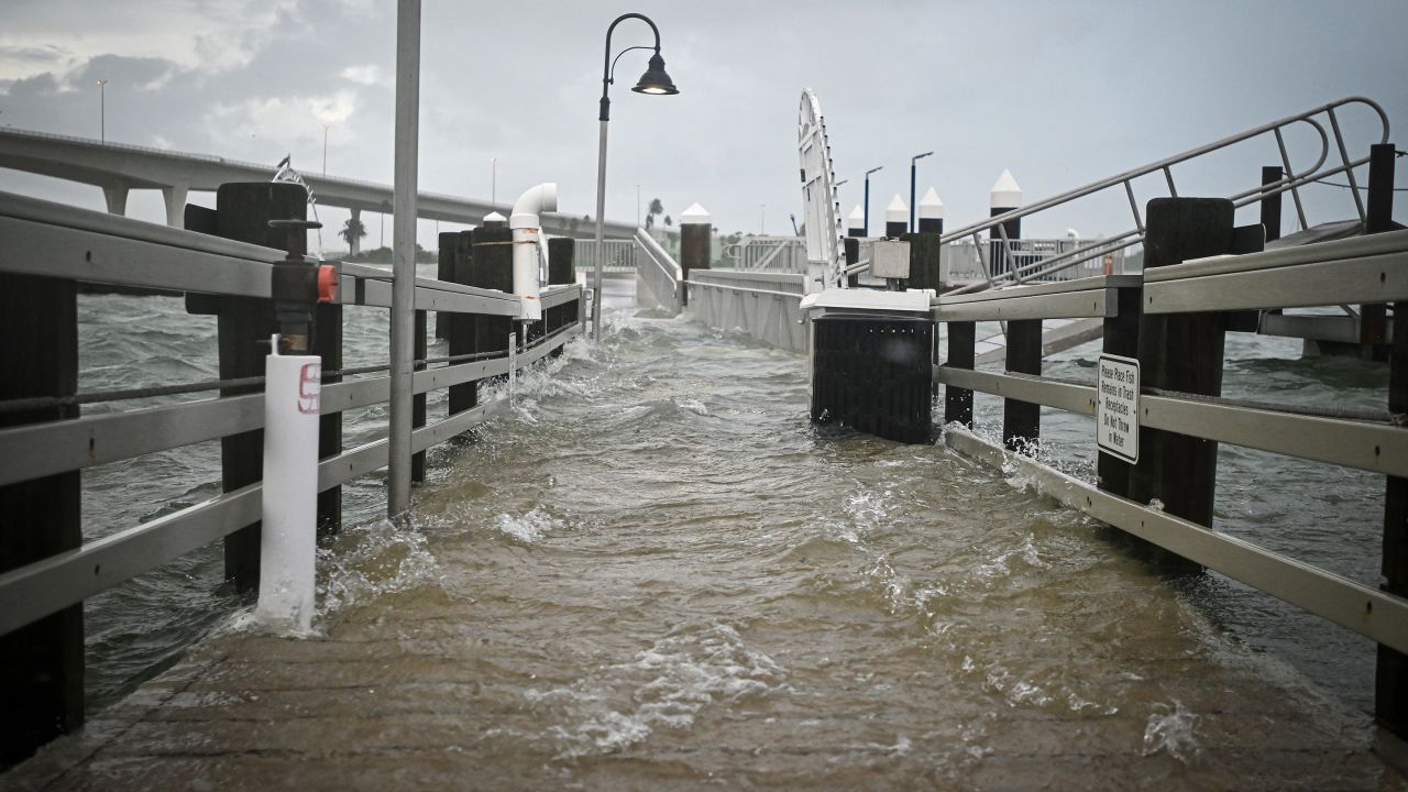 O calçadão de Clearwater Harbor Marina, na Flórida, foi inundado pela maré alta na quarta-feira.