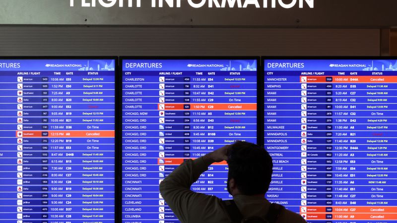 The world’s top frequent flyer’s best tips to avoiding flight delays | CNN