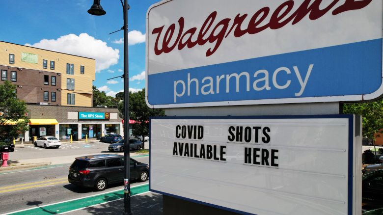 A sign advertises COVID-19 (coronavirus) vaccine shots at a Walgreens Pharmacy in Somerville, Massachusetts, U.S., August 14, 2023.     REUTERS/Brian Snyder