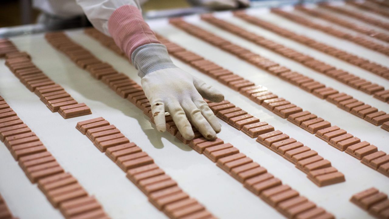 Un trabajador japonés revisa las barras Kit Kat con sabor a fresa en 2017.