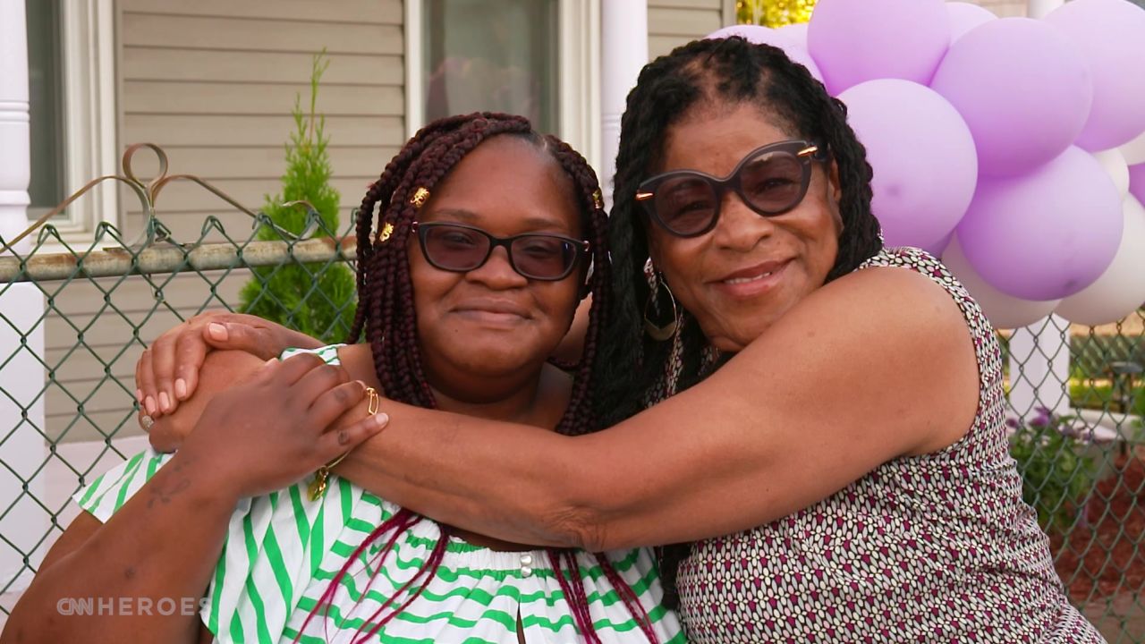  След обучение с програмата на CNN Hero Сюзън Бъртън, Памела Зимба, вляво, наскоро отвори Lilac House, за да подкрепи бивши затворници в нейната общност в Ню Йорк. class=