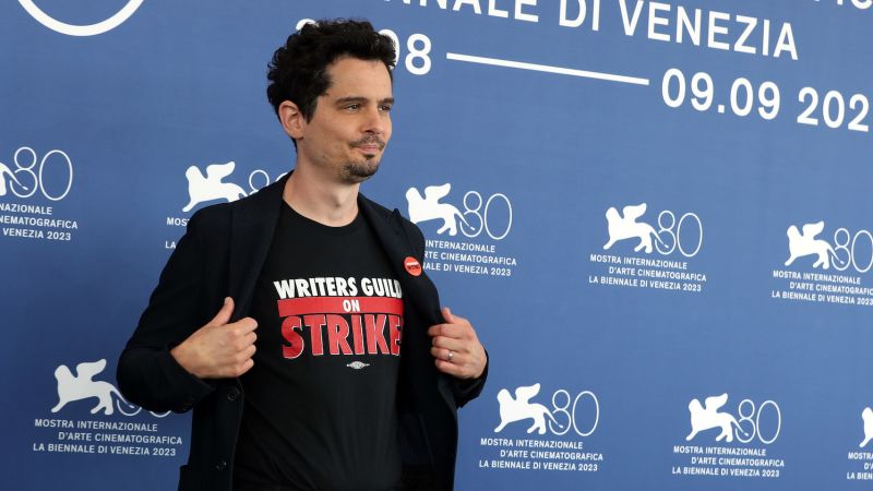 Деймиън Шазел показва подкрепа за стачката на WGA на филмовия фестивал във Венеция