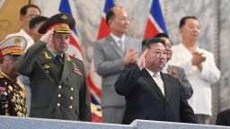 Севернокорейският лидер Ким Чен Ун и руският министър на отбраната Сергей Шойгу присъстват на военен парад в Пхенян, 27 юли 2023 г.
