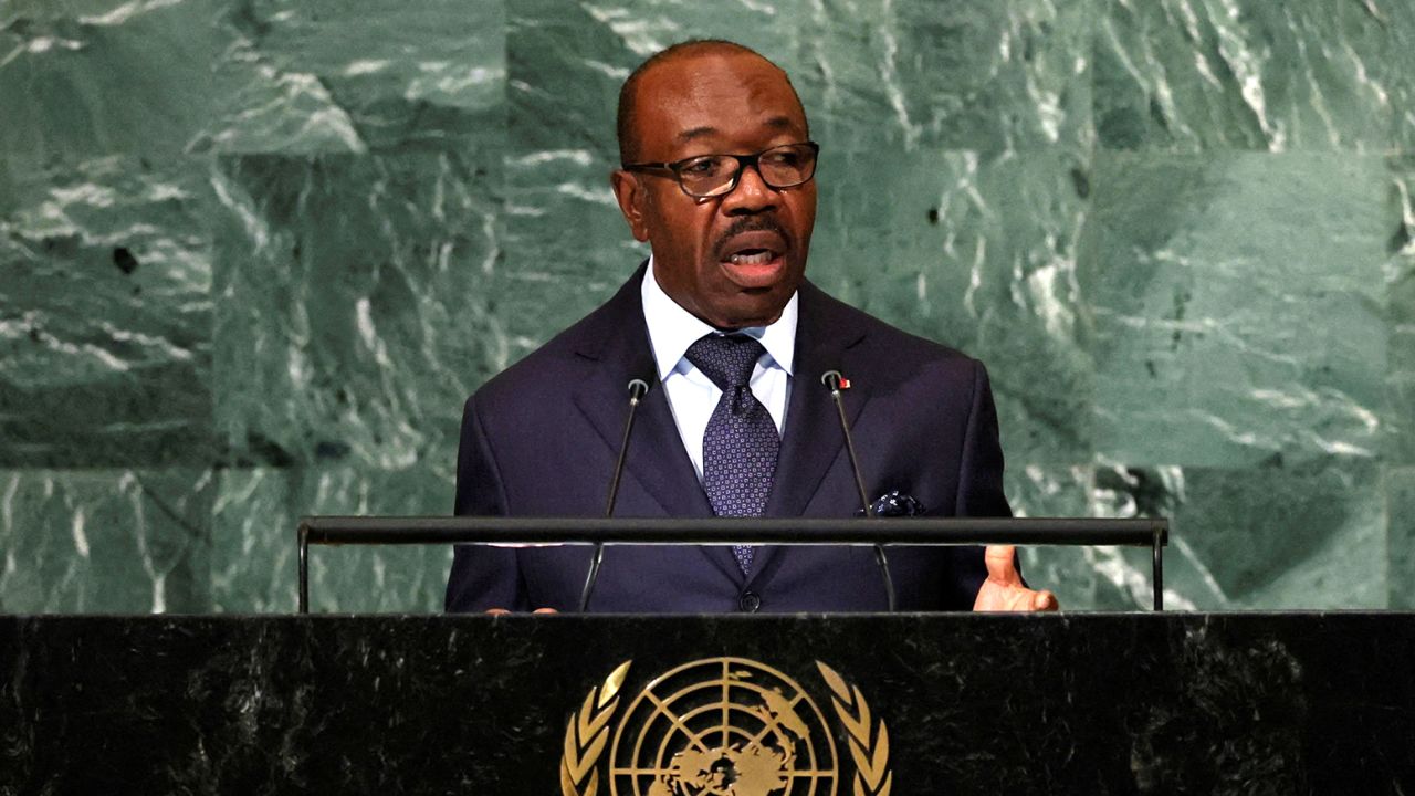 De Gabonese president Ali Bongo Ondimba spreekt de Algemene Vergadering van de Verenigde Naties op 21 september 2022 in New York City toe. 