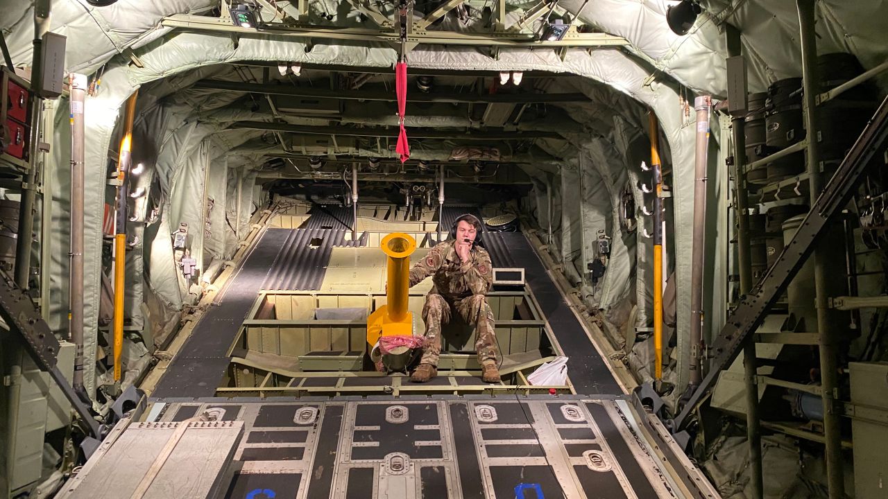 Im Inneren eines WC-130J Super Hercules-Flugzeugs auf einer Mission über dem Hurrikan Idalia.  