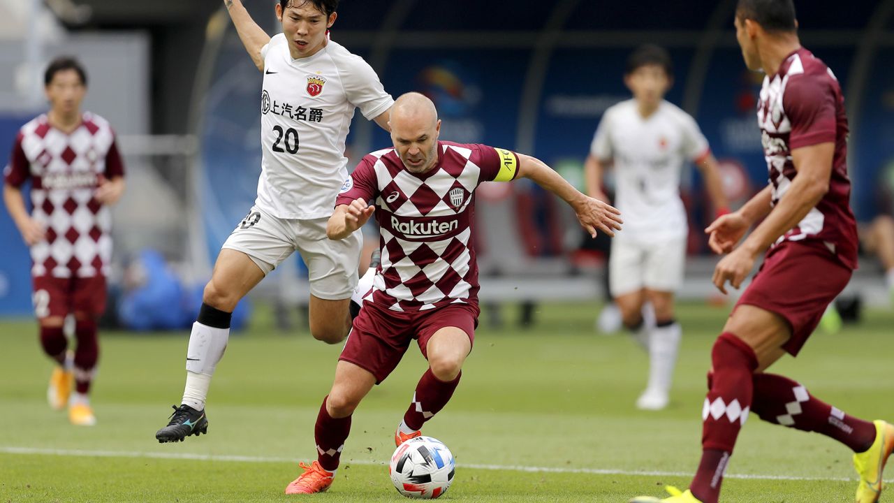DOHA, QATAR - DECEMBER 07: Andres Iniesta of Vissel Kobe and Yang Shiyuan of Shanghai SIPG compete for the ball during the AFC Champions League Round of 16 match between Vissel Kobe and Shanghai SIPG at the Khalifa International Stadium on December 7, 2020 in Doha, Qatar. (Photo by Mohamed Farag/Getty Images)