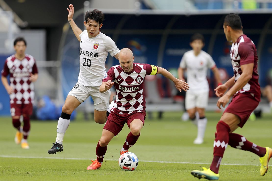 DOHA, QATAR - DECEMBER 07: Andres Iniesta of Vissel Kobe and Yang Shiyuan of Shanghai SIPG compete for the ball during the AFC Champions League Round of 16 match between Vissel Kobe and Shanghai SIPG at the Khalifa International Stadium on December 7, 2020 in Doha, Qatar. (Photo by Mohamed Farag/Getty Images)