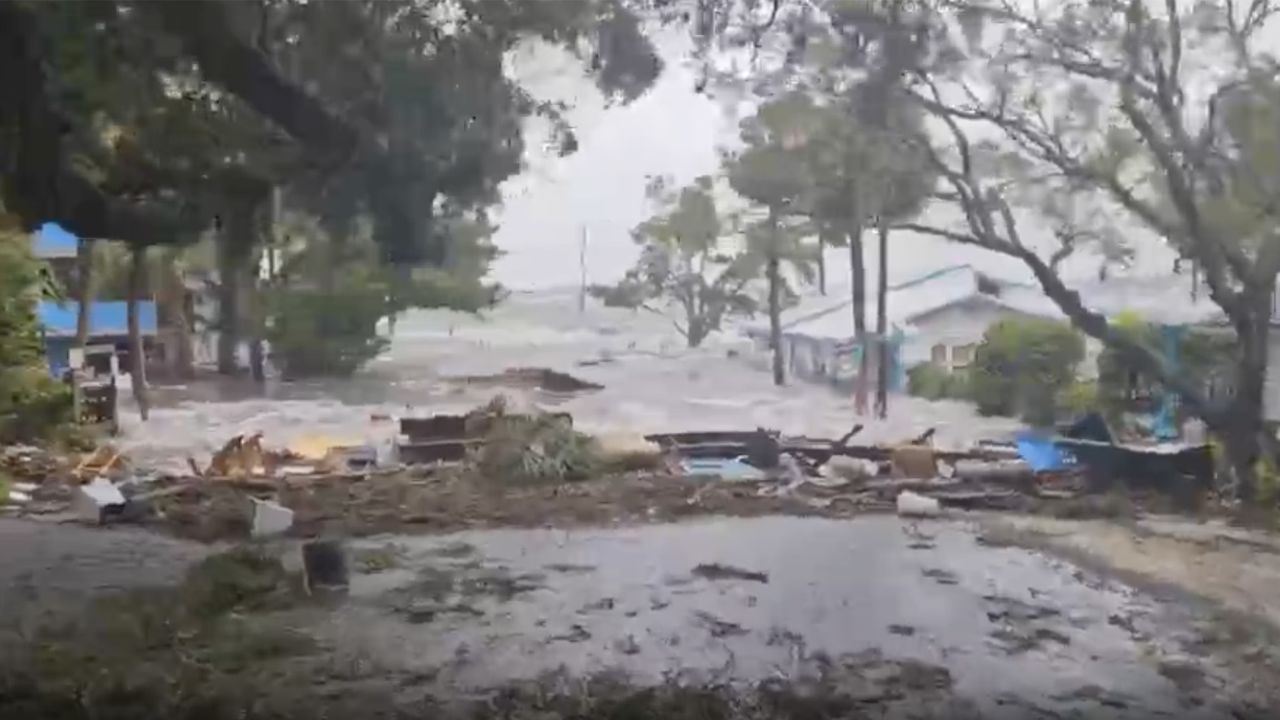 माइकल बैबिट ने फ्लोरिडा के सीडर की में तूफान इटालिया के विनाश के फुटेज कैप्चर किए। 
