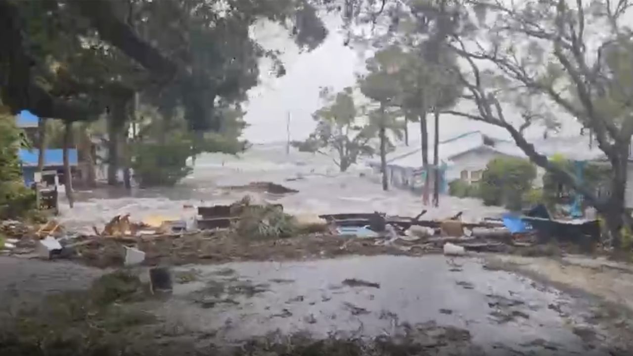 Michael Babbitt maakte beelden van de verwoesting door orkaan Italia in Cedar Key, Florida. 