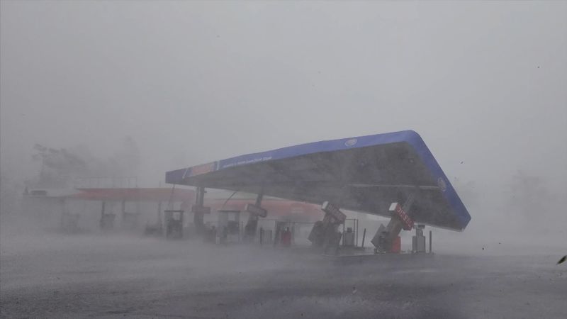 Video: Florida gas station roof ripped off as Hurricane Idalia barrels through state | CNN