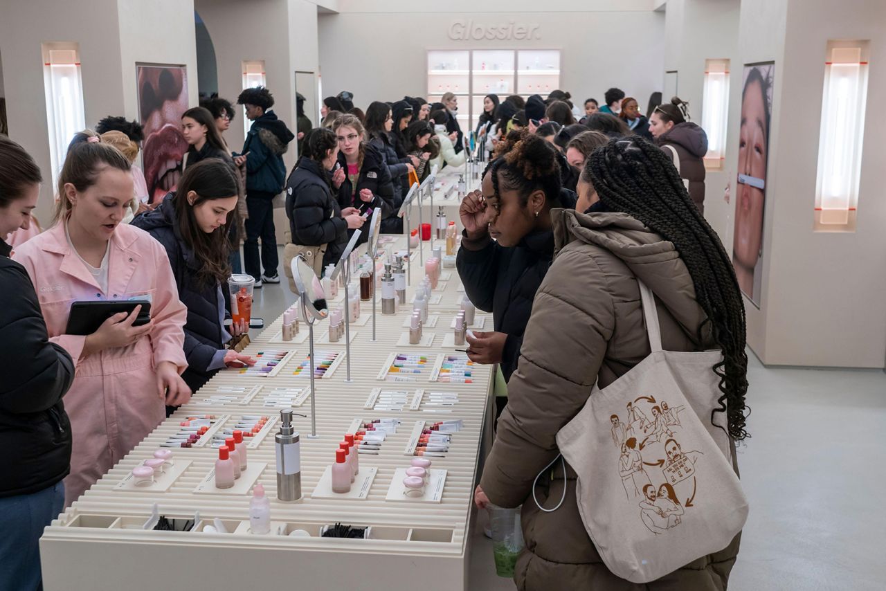 2NX9KFJ Gen Z and Gen X converge on the Glossier brick-and-mortar store in Soho in New York on Saturday, February 18, 2023. The nine year-old direct-to-consumer cosmetics company is now available in all of SephoraOs locations as well as this newly opened experiential, selfie-friendly brick-and mortar location. (© Richard B. Levine)