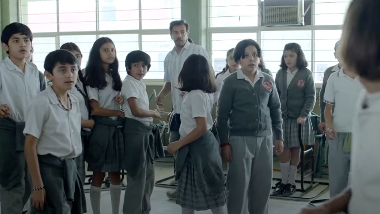 Eugenio Derbez (centro, fondo) en una imagen fija de