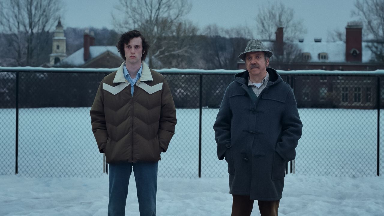Dominic Sessa y Paul Giamatti en