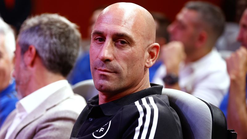 Luis Rubiales: el desafiante jefe del fútbol español admite «errores evidentes» pero dice que lo trataron injustamente