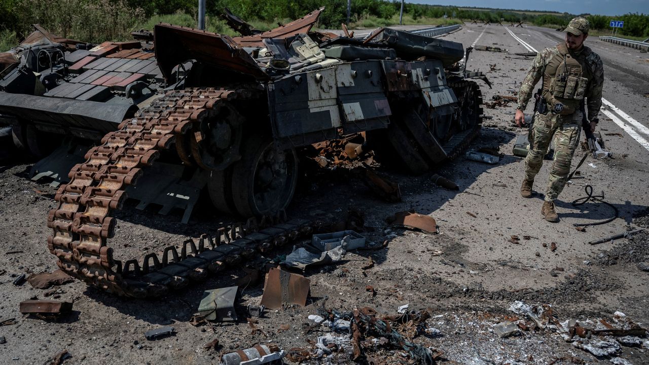 Український військовослужбовець ходить біля підбитого українського танка біля Роботиного в Запорізькій області, 25 серпня 2023 року.