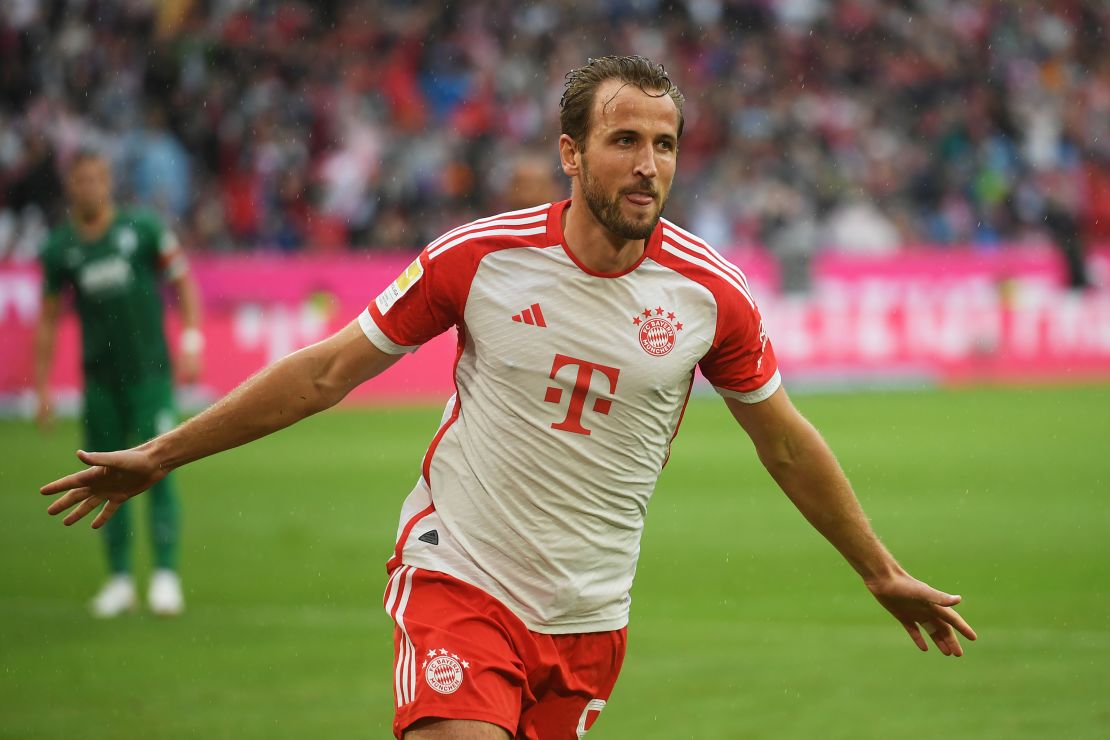 MUNICH, GERMANY - AUGUST 27: Harry Kane of Bayern Munich celebrates after scoring the team's second goal from the penalty-spot during the Bundesliga match between FC Bayern München and FC Augsburg at Allianz Arena on August 27, 2023 in Munich, Germany. (Photo by Jurij Kodrun/Getty Images)