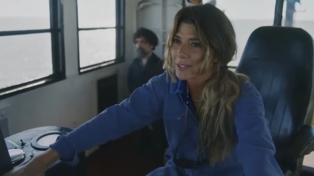 Marissa Tomei y Peter Dinklage (al fondo) en
