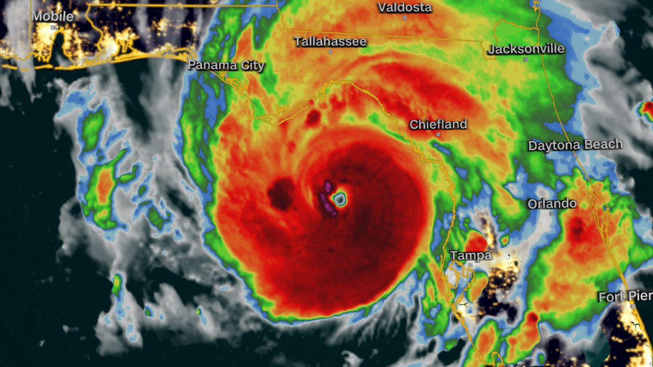 Инфрачервен сателитно изображение на урагана Идалия около 3:20 сутринта ET, с ясно очертано око. class=