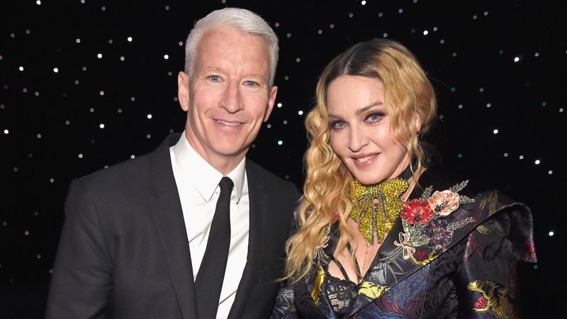 Андерсън Купър все още е „уморен“ от „ужасните“ си танци на сцената с Мадона