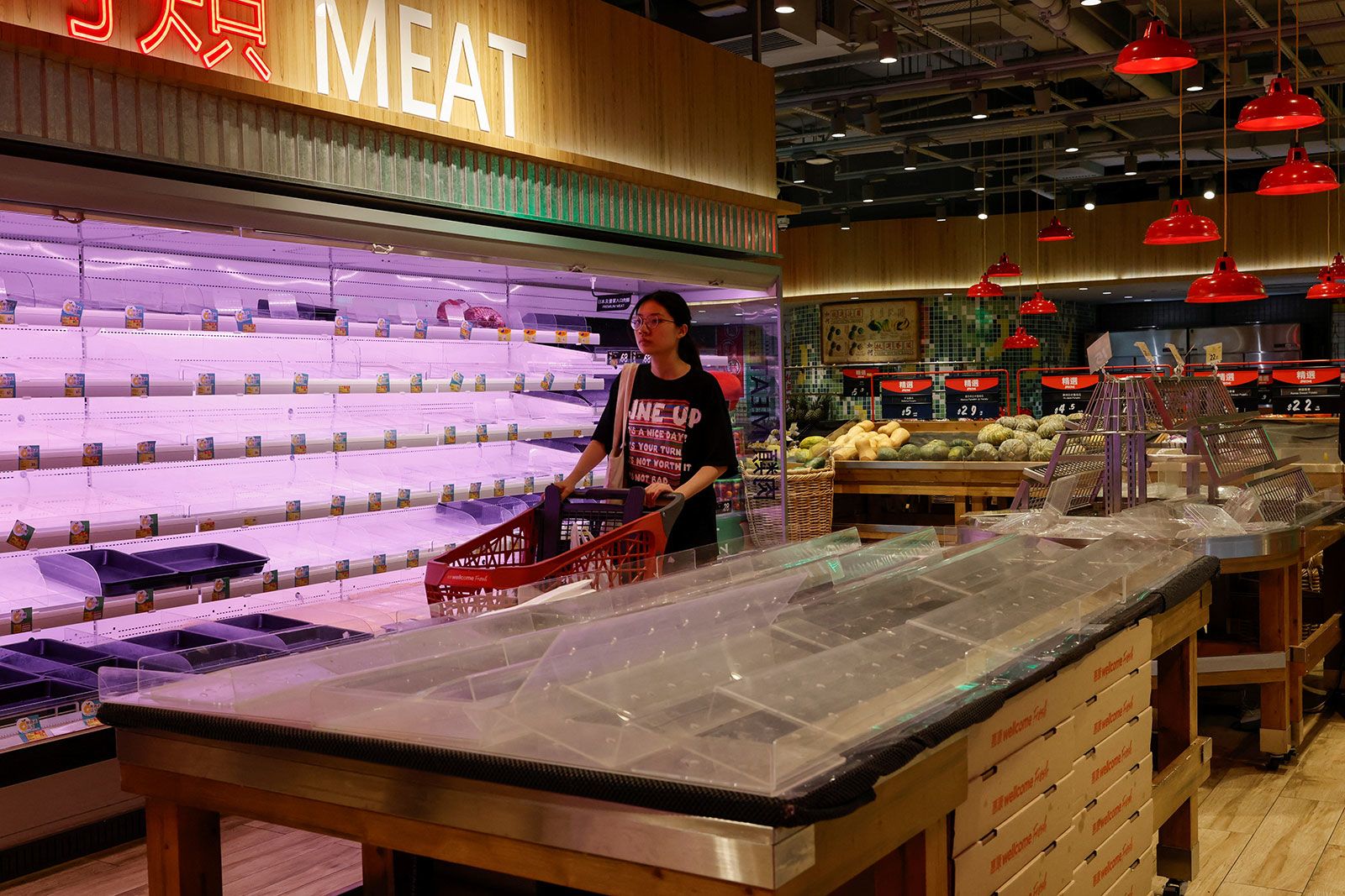 Super Typhoon Saola: Hong Kong shoppers strip supermarket shelves