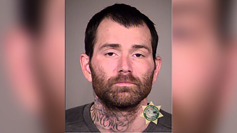 Заподозрян в Орегон избяга от ареста и се изплъзва на полицията в преследване, докато е напълно окован в окови, шофира миниван