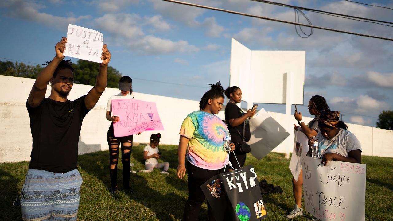 Amigos, familiares y activistas en una protesta del 25 de agosto por el tiroteo de Ta'Kiya Young.