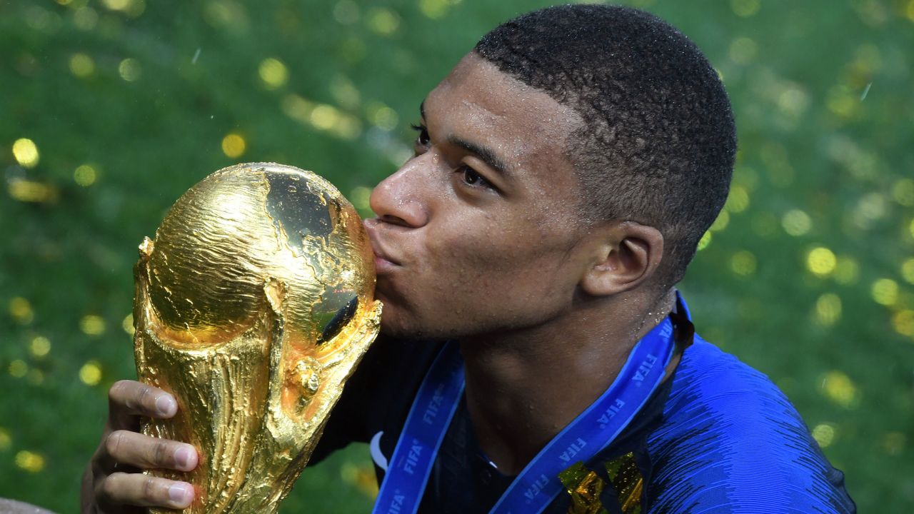 TOPSHOT - France's forward Kylian Mbappe kisses the trophy at the end of the Russia 2018 World Cup final football match between France and Croatia at the Luzhniki Stadium in Moscow on July 15, 2018. (Photo by Kirill KUDRYAVTSEV / AFP) / RESTRICTED TO EDITORIAL USE - NO MOBILE PUSH ALERTS/DOWNLOADS        (Photo credit should read KIRILL KUDRYAVTSEV/AFP via Getty Images)