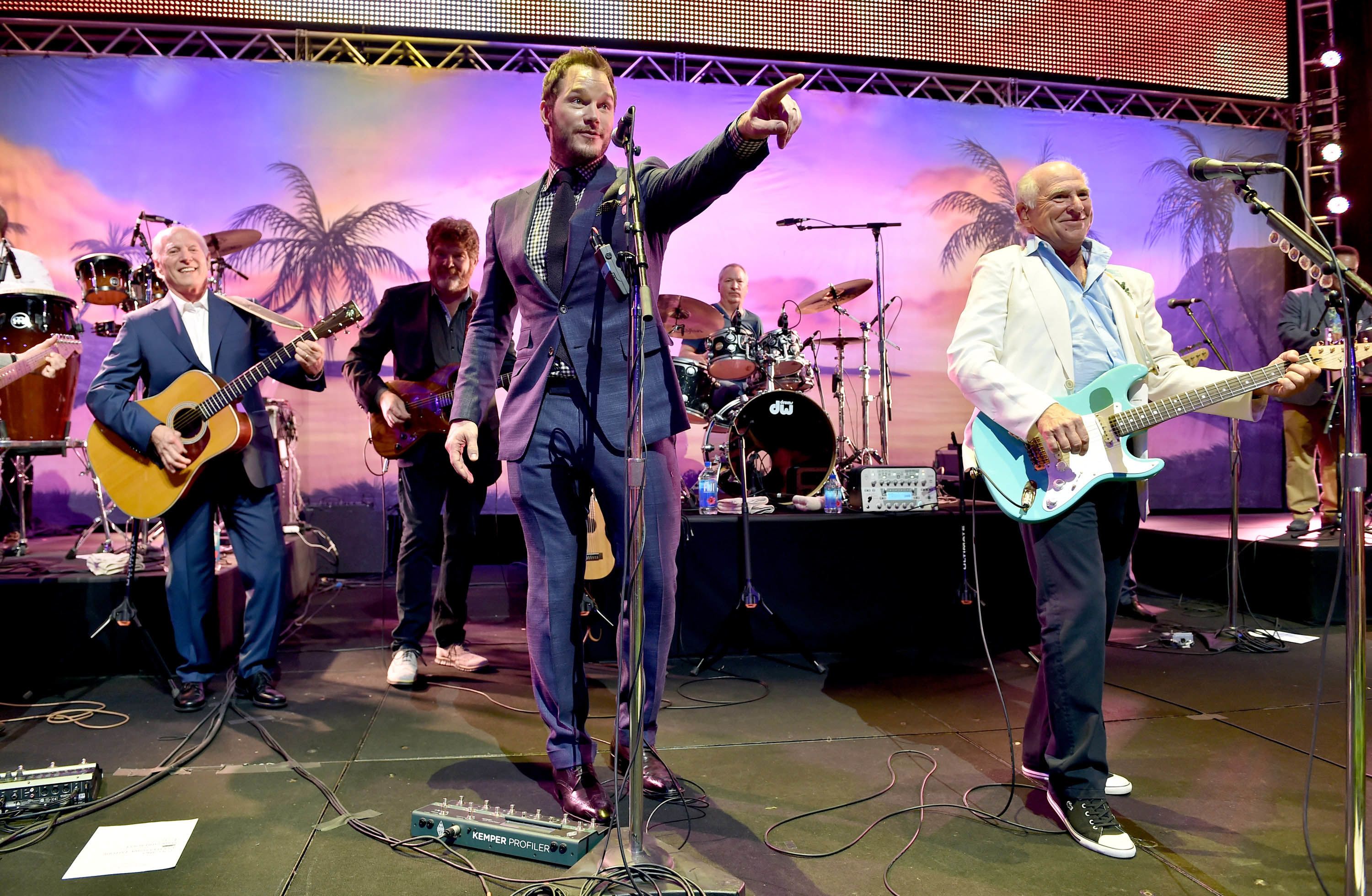 Buffett performs with actor Chris Pratt at the premiere of Jurassic World in 2015.