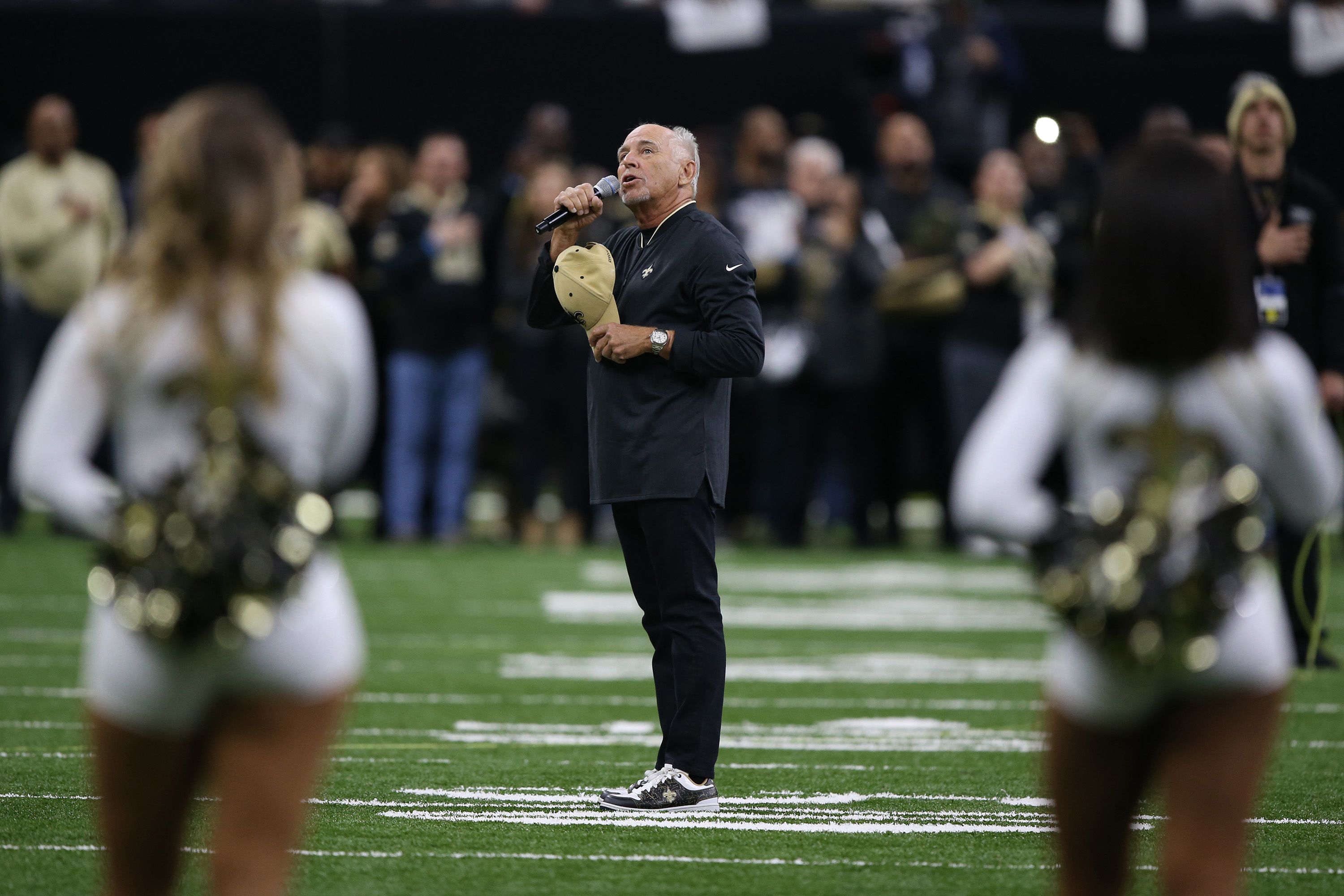 Buffett performs the national anthem before an NFC Championship game in 2019.