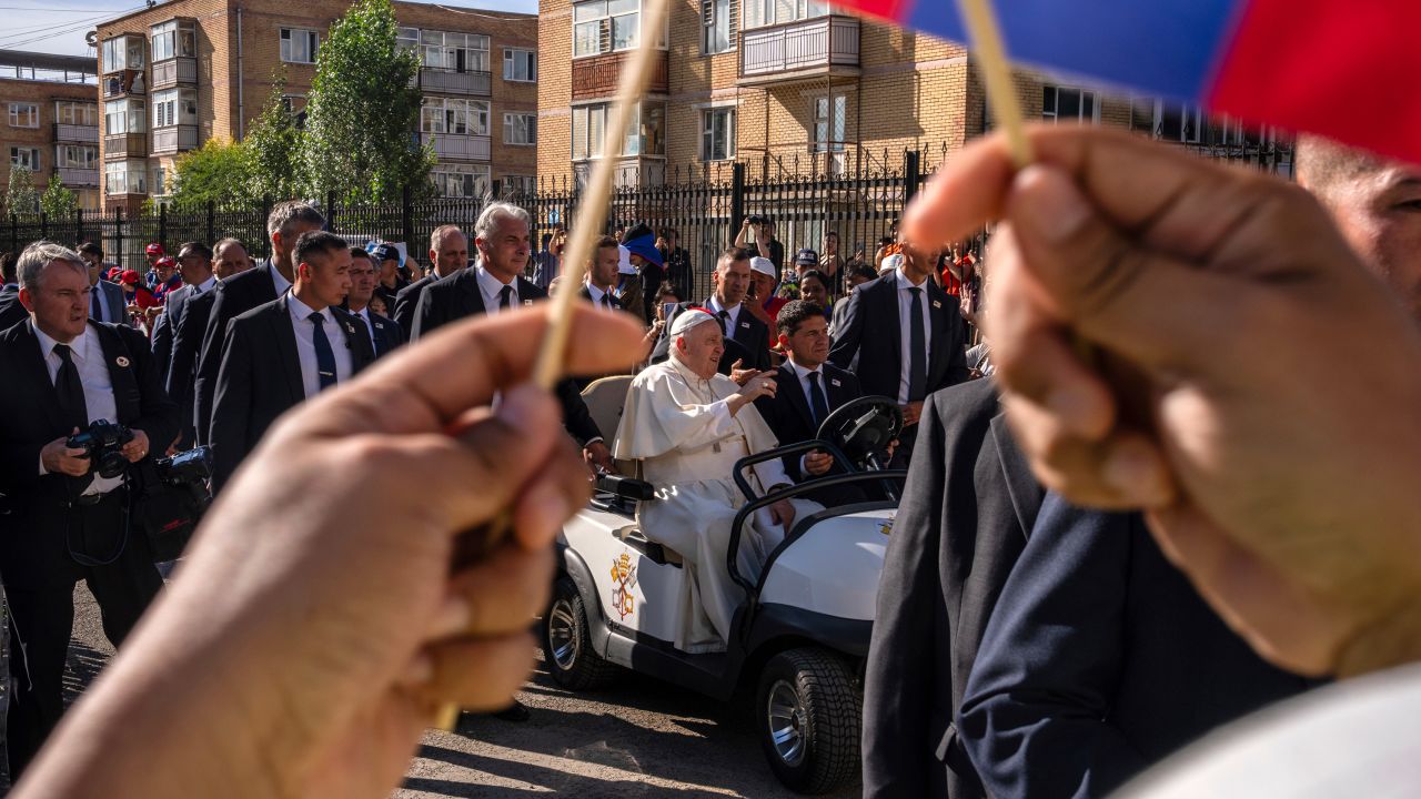 El Papa Francisco saluda a los católicos frente a la Catedral Católica de los Santos Pedro y Pablo en Ulán Bator.