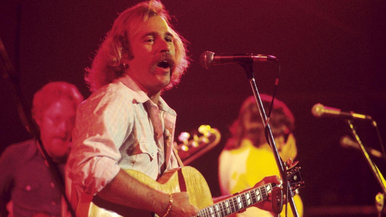 El cantautor Jimmy Buffett actúa con la Coral Reefer Band en el Omni Coliseum el 4 de septiembre de 1976 en Atlanta, Georgia.