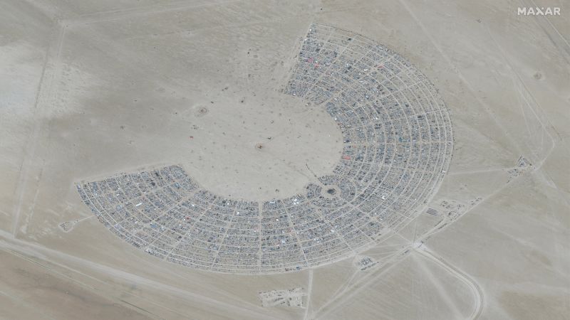 Десетки хиляди в Burning Man казаха да пестят вода и храна, след като проливните дъждове не позволиха на присъстващите да напуснат пустинята в Невада