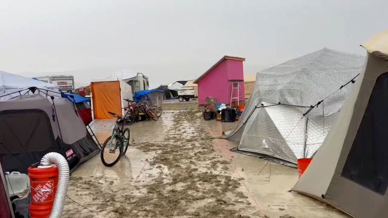 Ai partecipanti al Burning Man è stato detto di garantire riparo, cibo e acqua dopo che le tempeste hanno colpito Black Rock City, Nevada