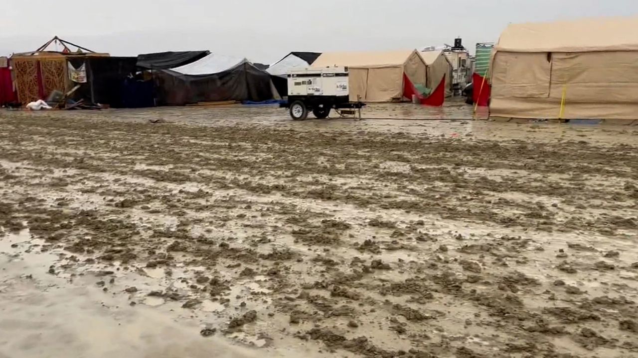 Neerslagrapporten van de National Weather Service geven aan dat er van vrijdagochtend tot zaterdagochtend 0,8 centimeter regen viel in Black Rock City, Nevada.