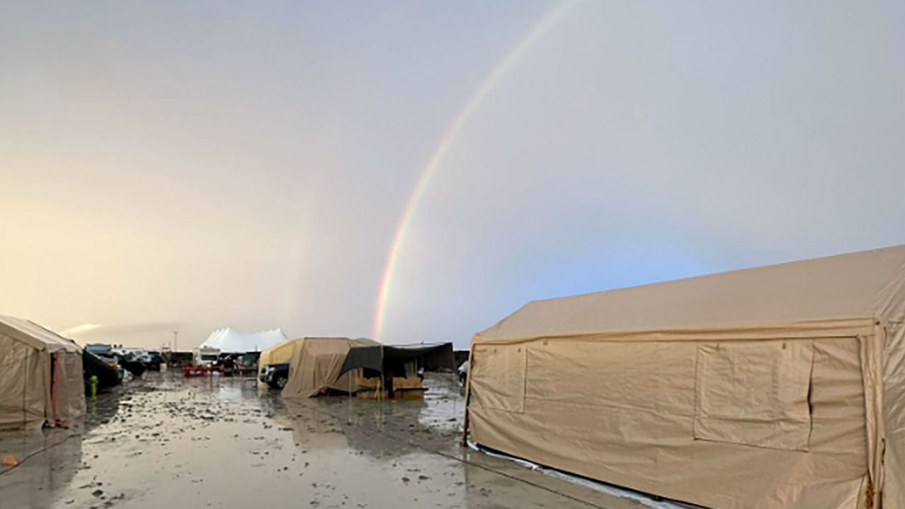 Um arco-íris aparece sobre o Burning Man no deserto de Black Rock, em Nevada, em 2 de setembro de 2023.